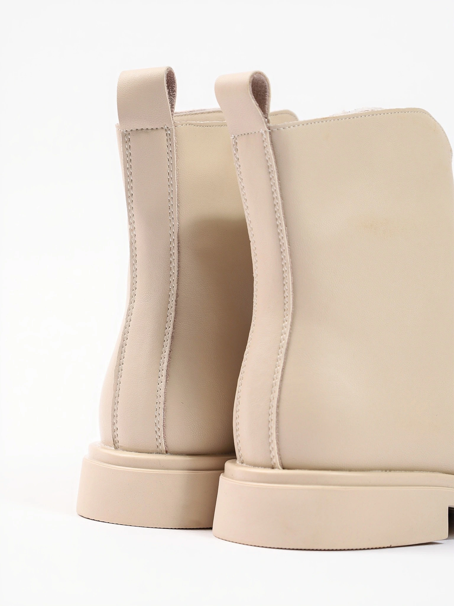 Ботинки светло-бежевого цвета с декоративным замком